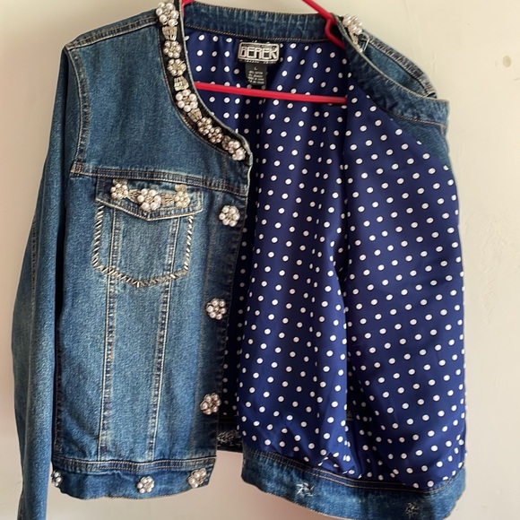 Fabulous jean jacket w pearl accents on collar/cuffs/buttons/pockets. Size L - Picture 3 of 4